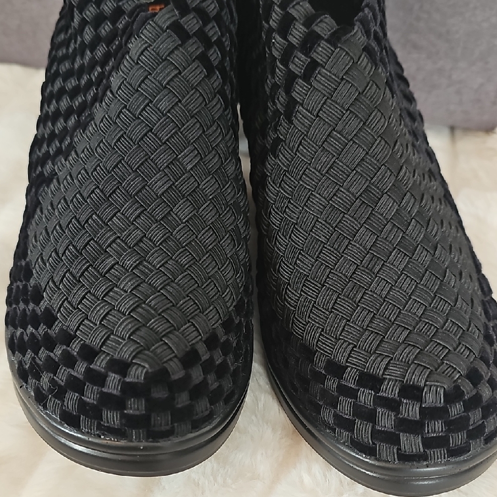 bernie mev. Elegant Black Woven Heels Chesca - Picture 4 of 13